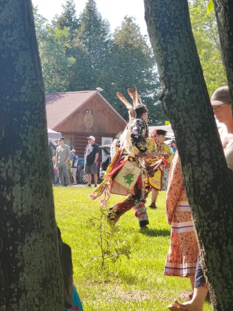 Regen, Bridal Veil Falls und ein Powwow – Foto 6