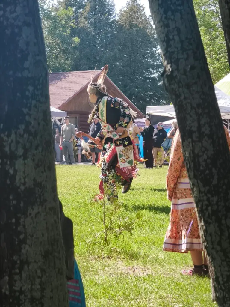 Regen, Bridal Veil Falls und ein Powwow – Foto 7
