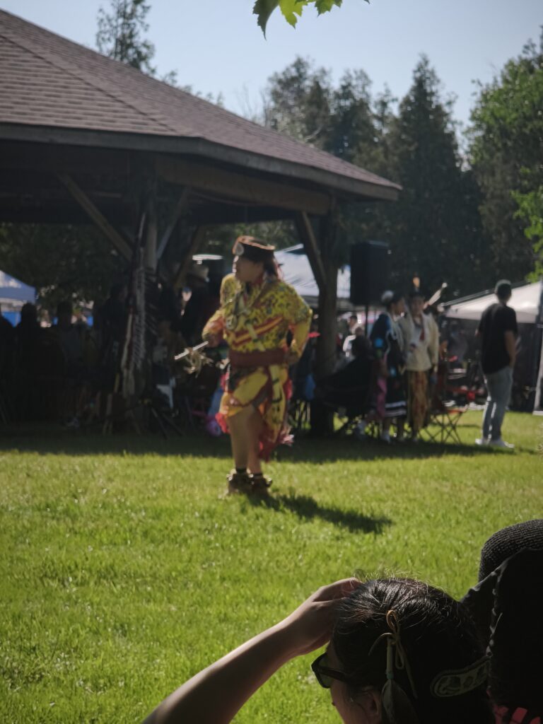 Regen, Bridal Veil Falls und ein Powwow – Foto 9