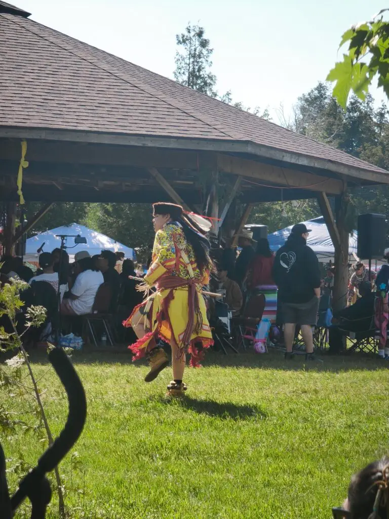 Regen, Bridal Veil Falls und ein Powwow – Foto 10
