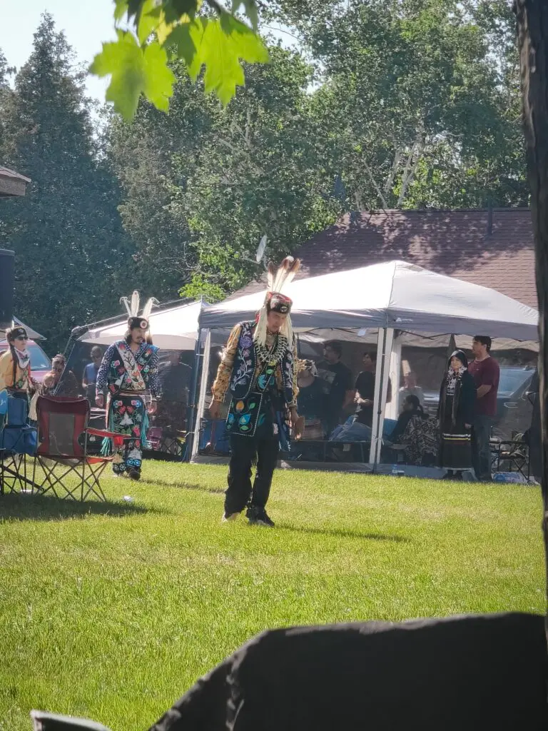 Regen, Bridal Veil Falls und ein Powwow – Foto 12