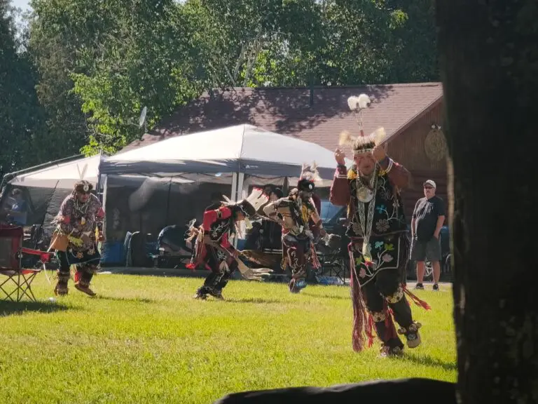 Regen, Bridal Veil Falls und ein Powwow – Foto 14