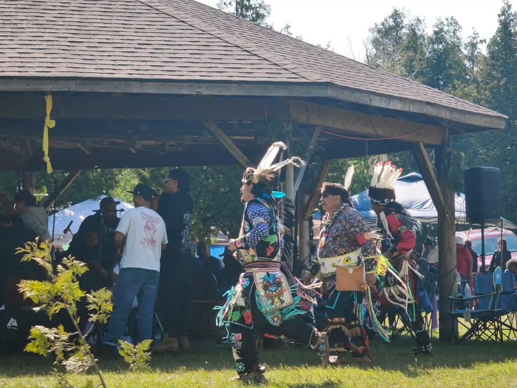 Regen, Bridal Veil Falls und ein Powwow – Foto 16